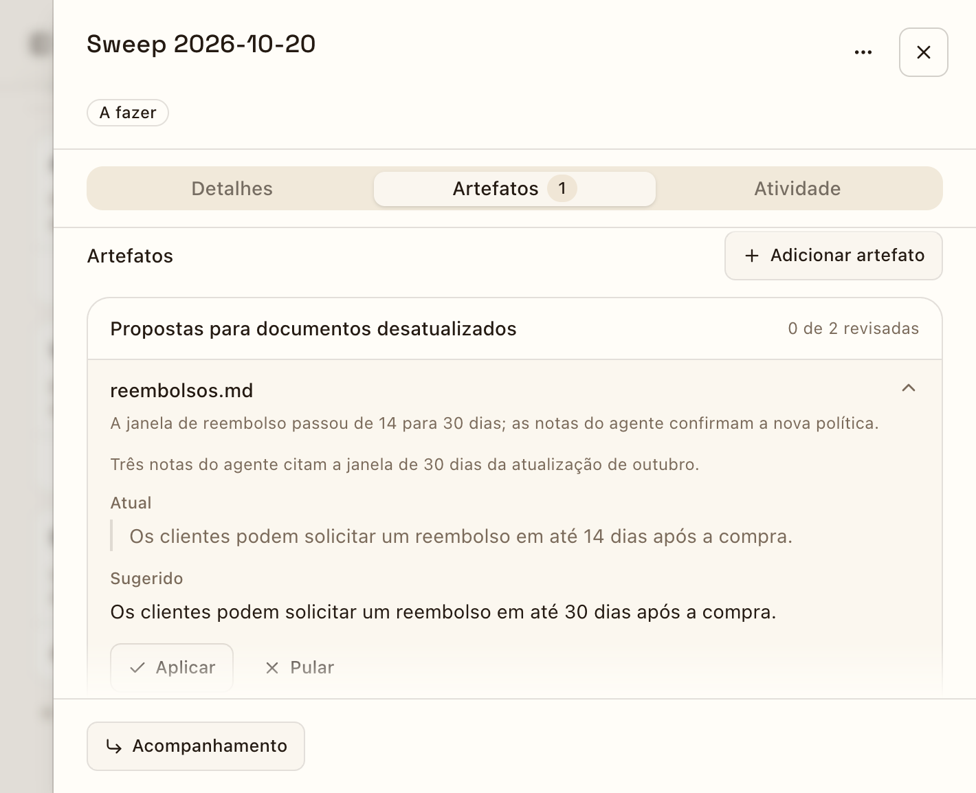 Cartão de tarefa de varredura na aba Artefatos, exibindo uma proposta de documento desatualizado com seu texto atual e sugerido, além dos botões Aplicar e Pular.